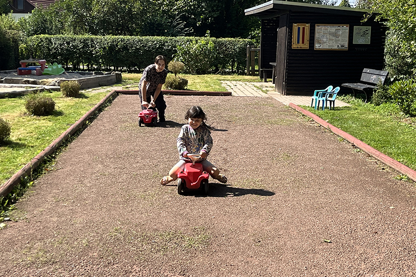 2024_08_25_Bobbycar-Bahn Kleingartenverein Werder: Kinder haben am Spielplatz die ›Bobbycar-Bahn‹ entdeckt