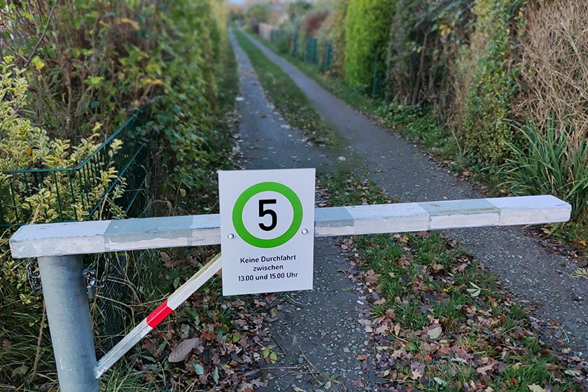 Schranke mit Tempo-5-Schild