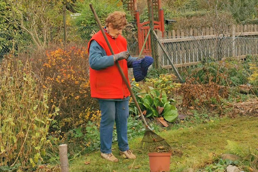 Liesbeth in Ihrem Garten